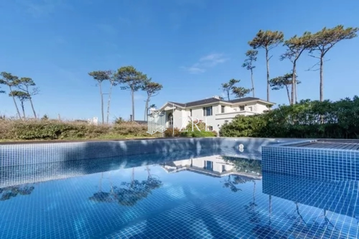 Casa ID.451 - Venta casa 8 dormitorios primera línea playa mansa Punta del Este