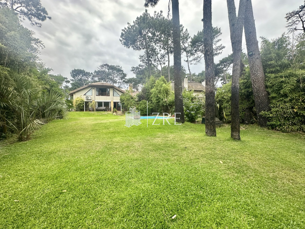 Casa ID.797 - Venta Casa Quincho - 4 Dormitorios + Pileta 