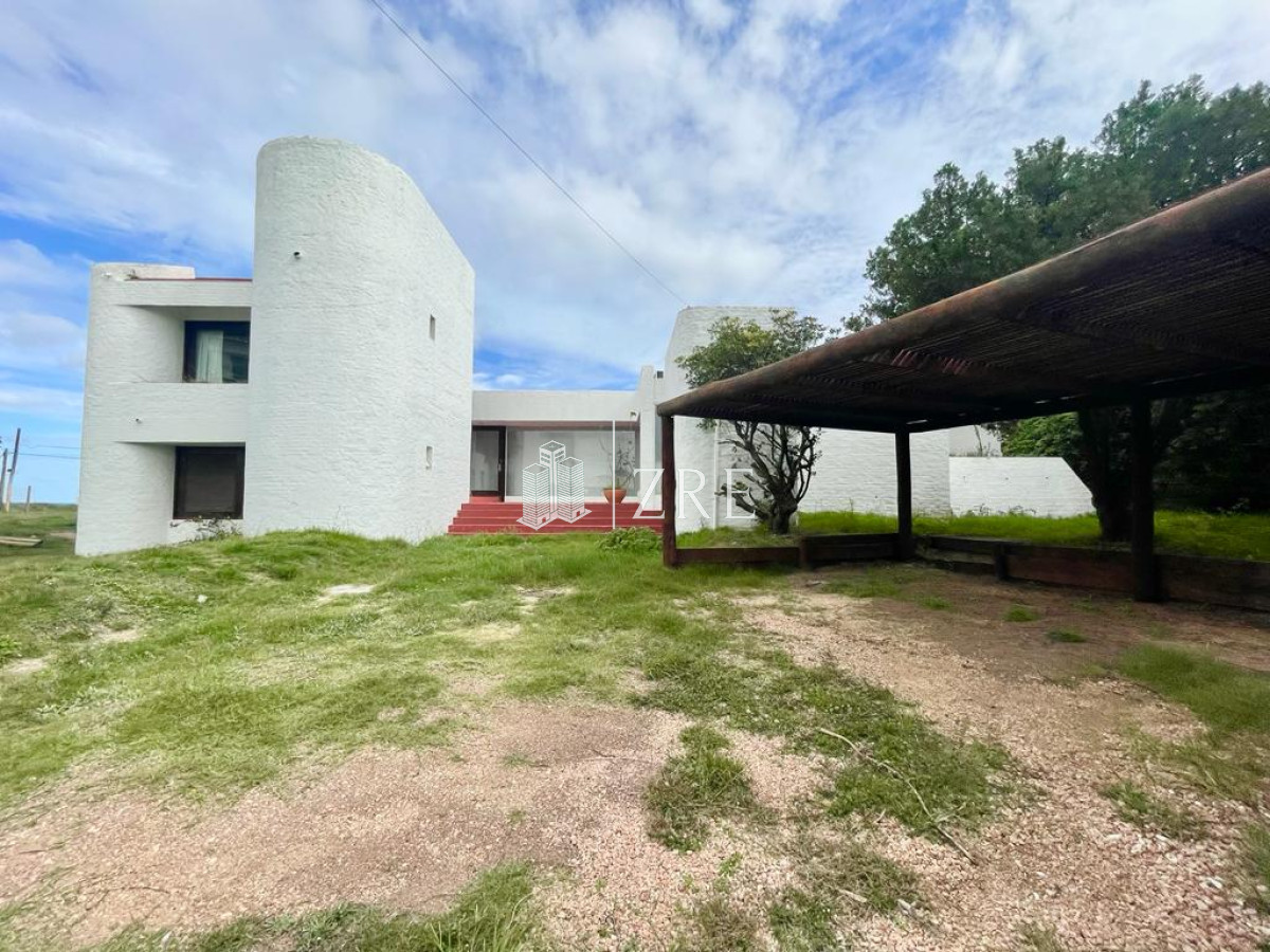 Casa ID.239 - Venta Casa sobre la ruta frente al mar Punta del Este.
