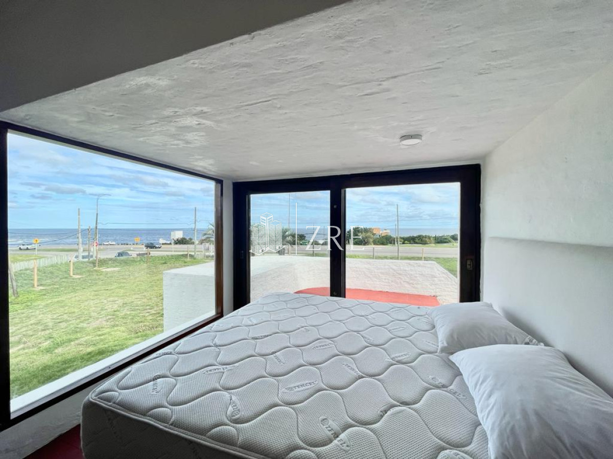 Casa ID.239 - Venta Casa sobre la ruta frente al mar Punta del Este.