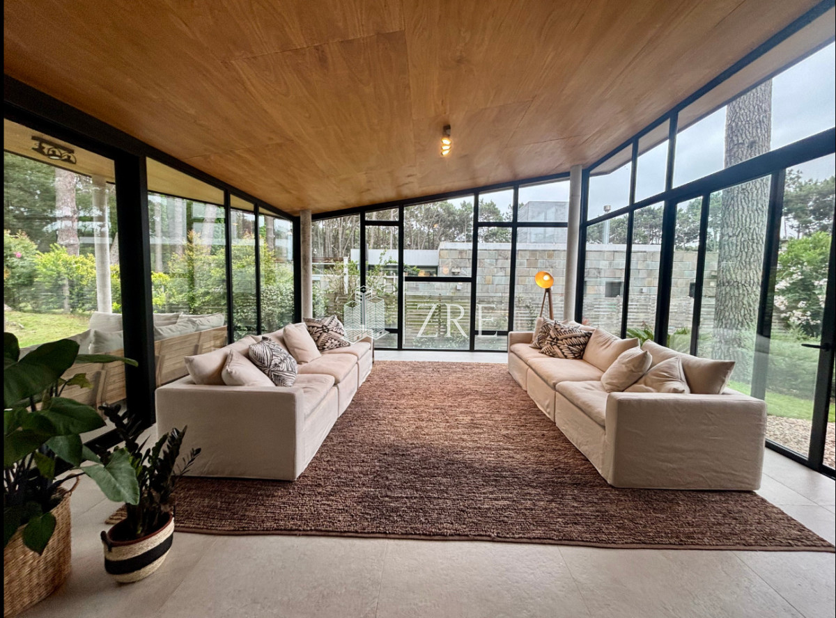 Casa ID.1353 - Casa moderna. 4 dormitorios. excelente estado 