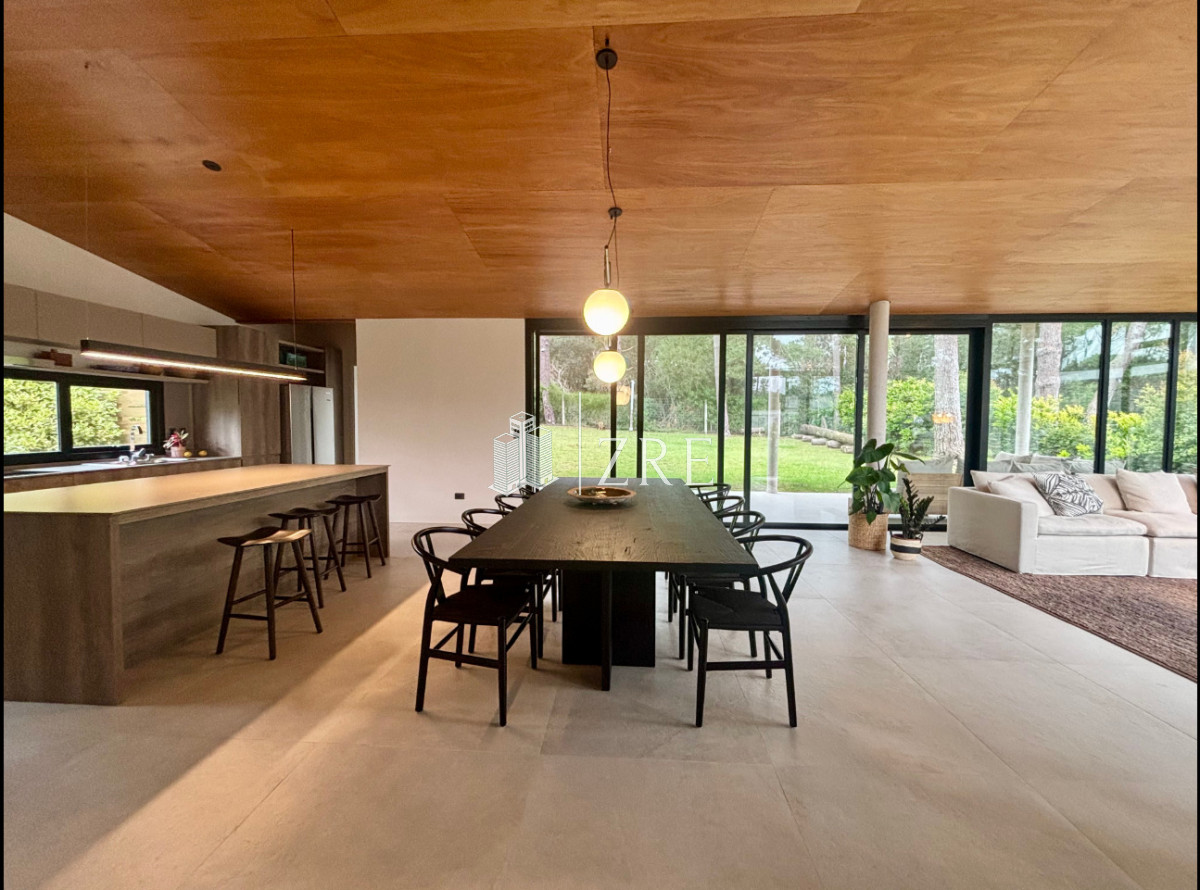 Casa ID.1353 - Casa moderna. 4 dormitorios. excelente estado 