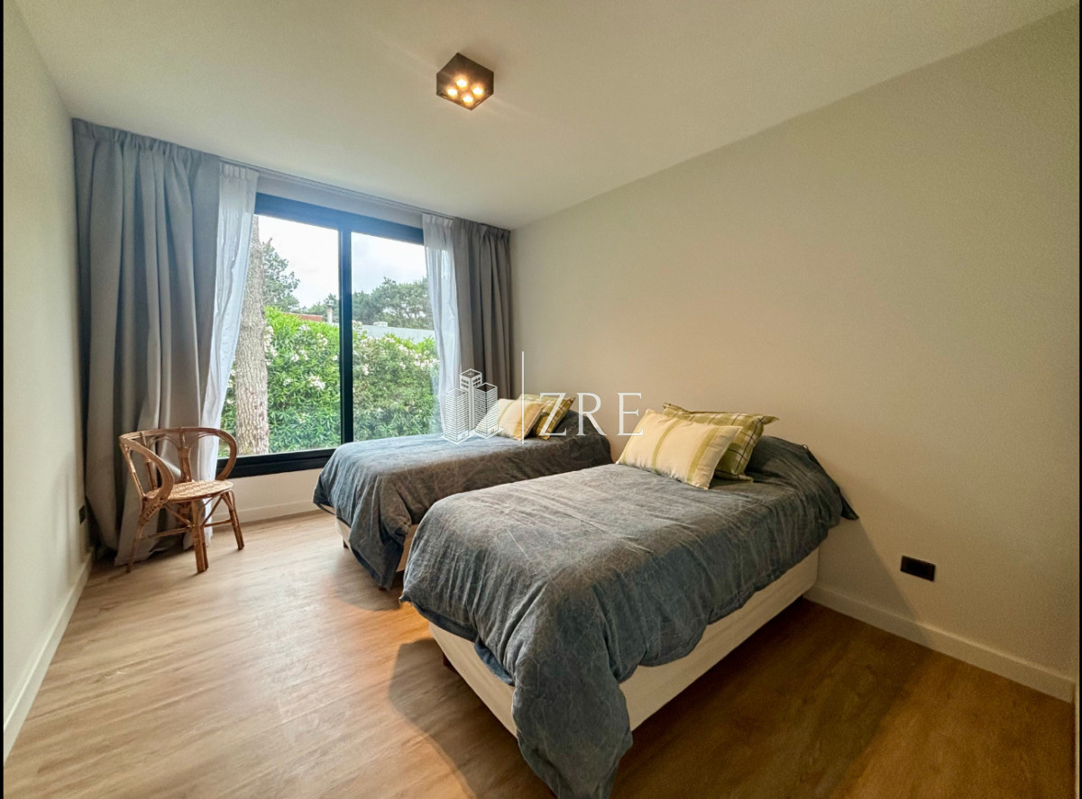 Casa ID.1353 - Casa moderna. 4 dormitorios. excelente estado 