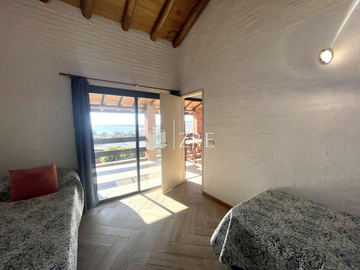 Casa ID.185 - Venta Casa - 3 dormitorios - Pileta y parrillero - Piriapolis 