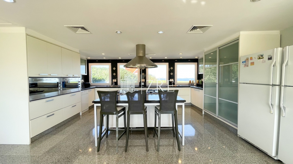 Casa ID.283 - Venta casa 10 dormitorios playa mansa Punta del Este