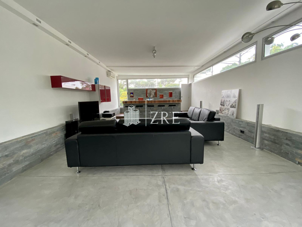 Casa ID.919 - Venta y alquiler casa 5 dormitorios. Playa brava, Punta del Este.