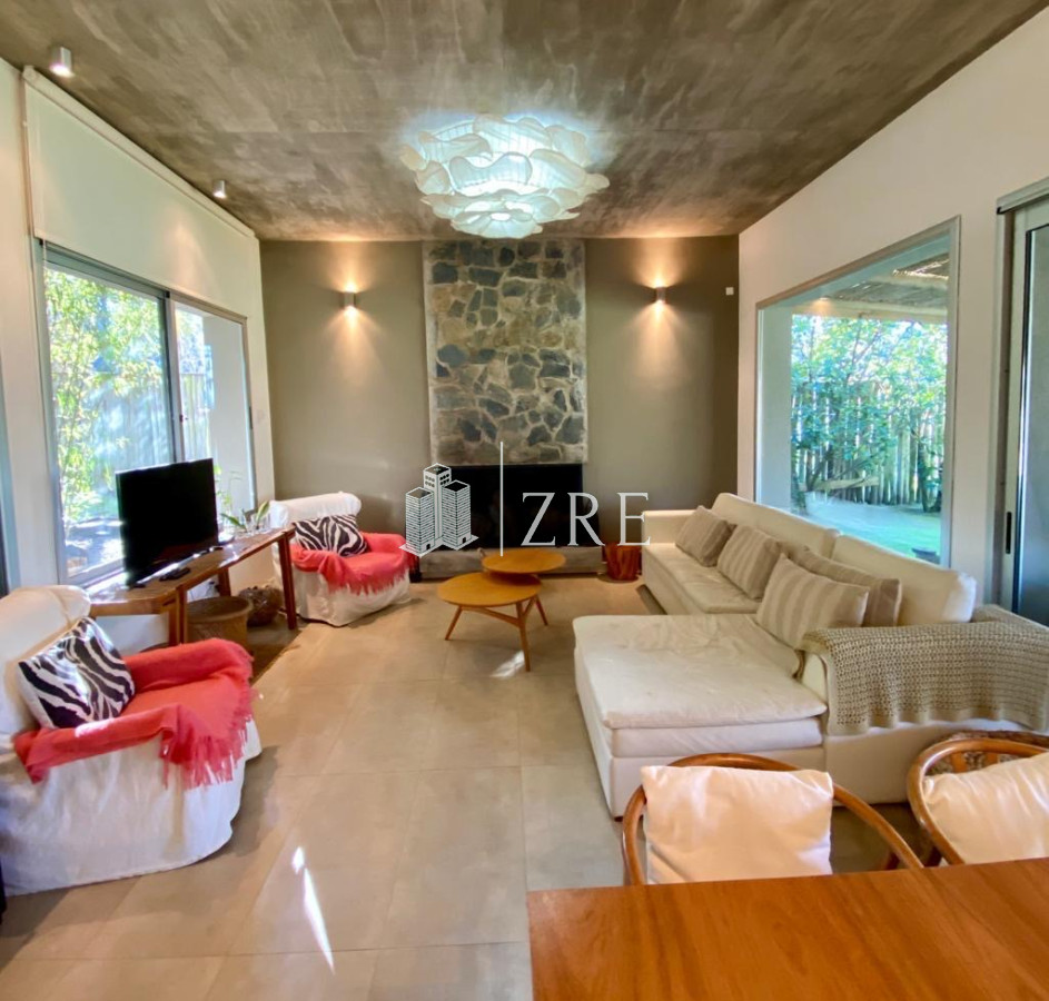 Casa ID.649 - Venta casa cuatro dormitorios. Playa Brava, Punta del este