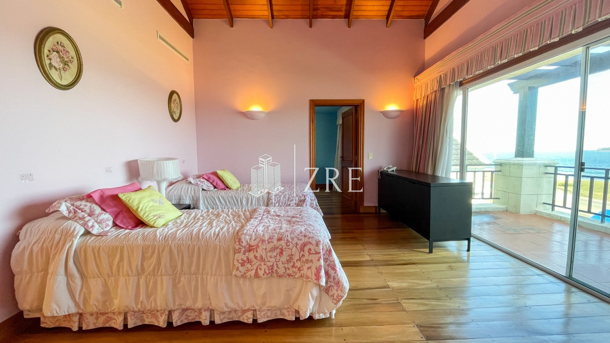 Casa ID.283 - Venta casa 10 dormitorios playa mansa Punta del Este