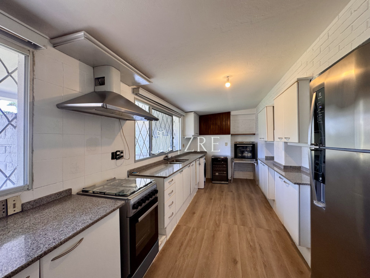 Casa ID.1350 - Venta casa 7 dormitorios, Cantegril, Punta del Este