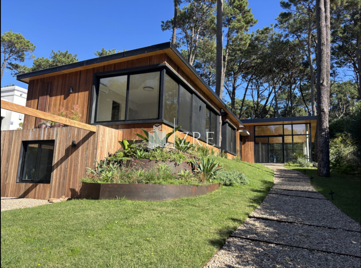 Casa ID.1353 - Casa moderna. 4 dormitorios. excelente estado 