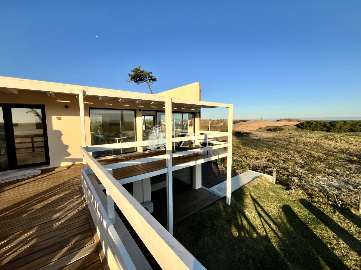 Casa ID.592 - Venta casa frente al mar con piscina 