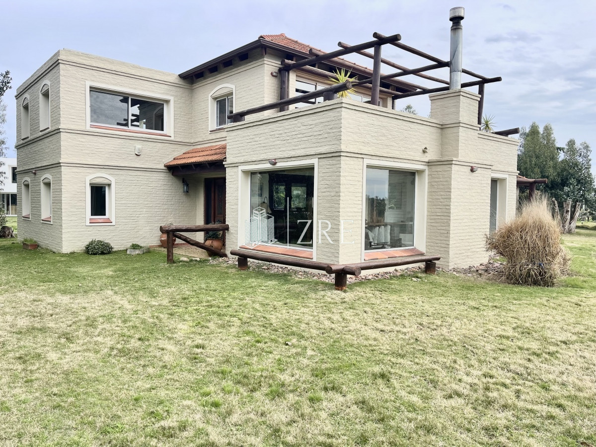 Casa ID.203 - Venta casa - 4 dormitorios. Piriapolis - Bella Vista 