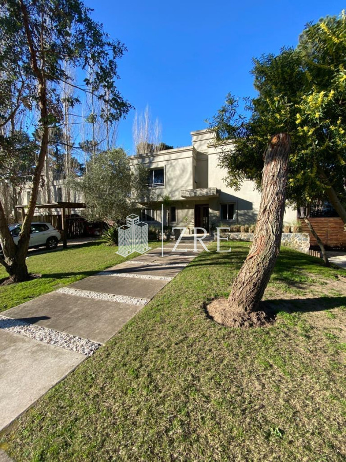Casa ID.649 - Venta casa cuatro dormitorios. Playa Brava, Punta del este