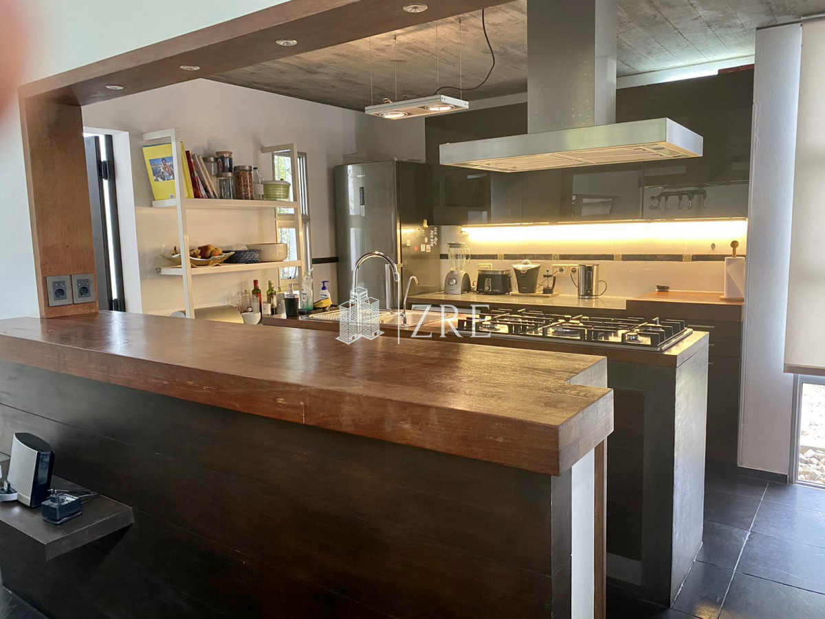 Casa ID.919 - Venta y alquiler casa 5 dormitorios. Playa brava, Punta del Este.