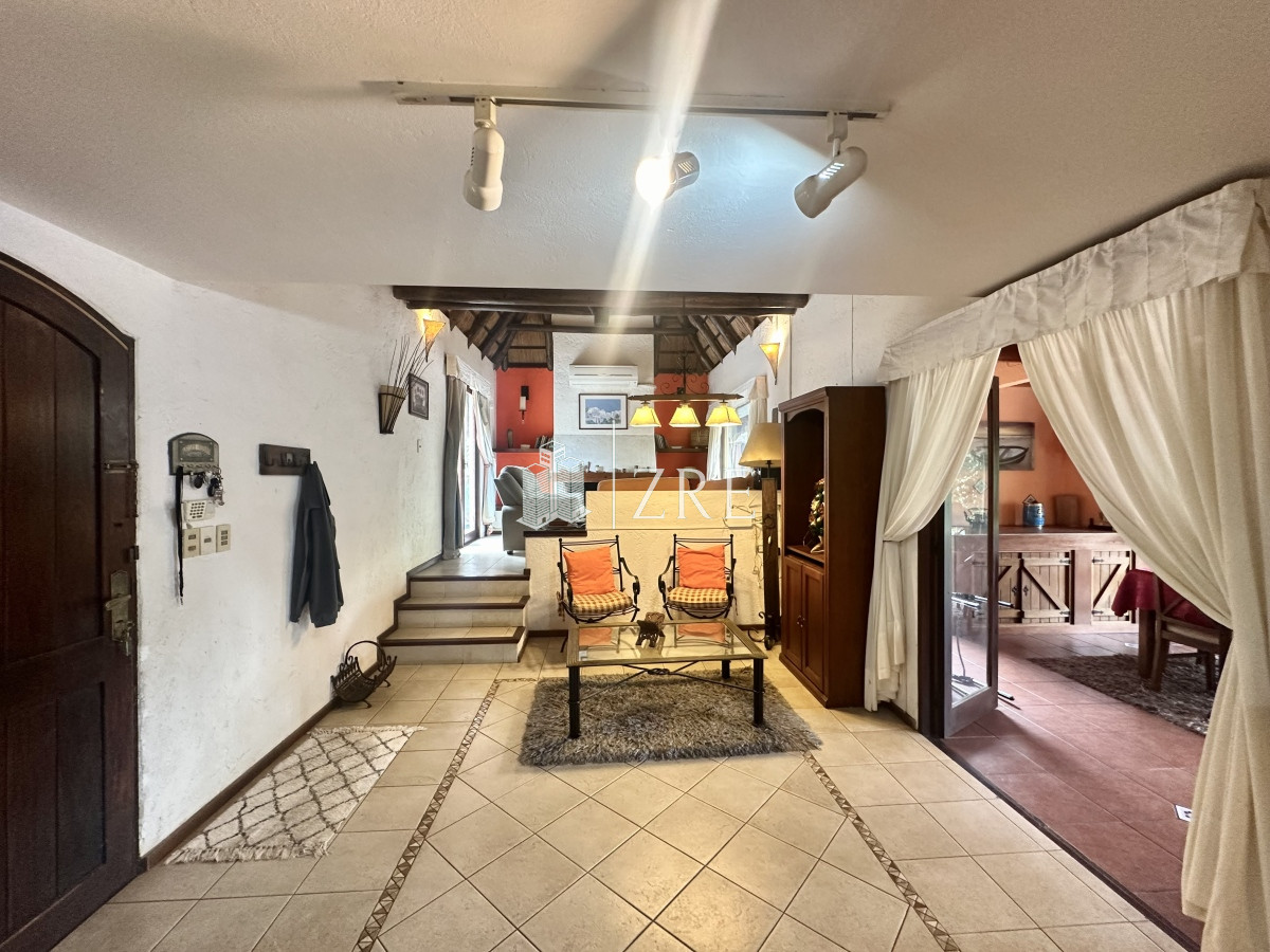 Casa ID.797 - Venta Casa Quincho - 4 Dormitorios + Pileta 