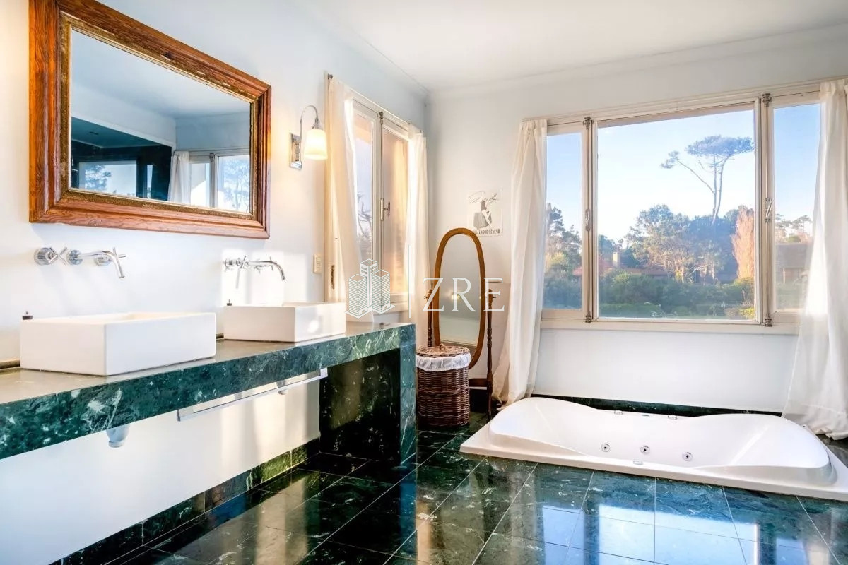 Casa ID.451 - Venta casa 8 dormitorios primera línea playa mansa Punta del Este