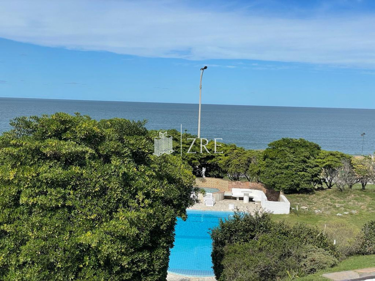 Casa ID.213 - Venta casa 5 dormitorios primera linea playa mansa Punta del Este 