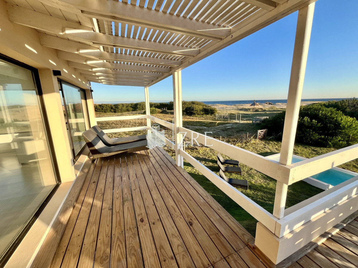 Casa ID.592 - Venta casa frente al mar con piscina 
