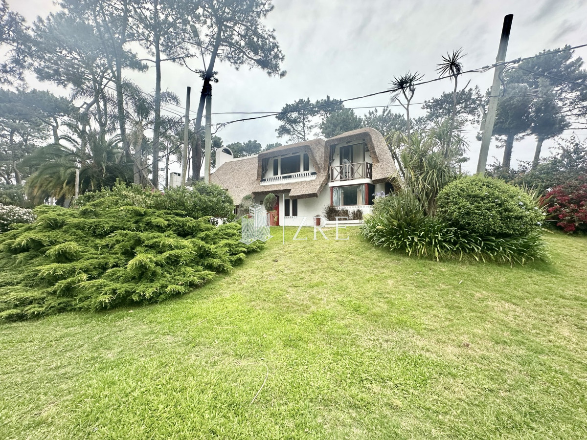 Casa ID.797 - Venta Casa Quincho - 4 Dormitorios + Pileta 