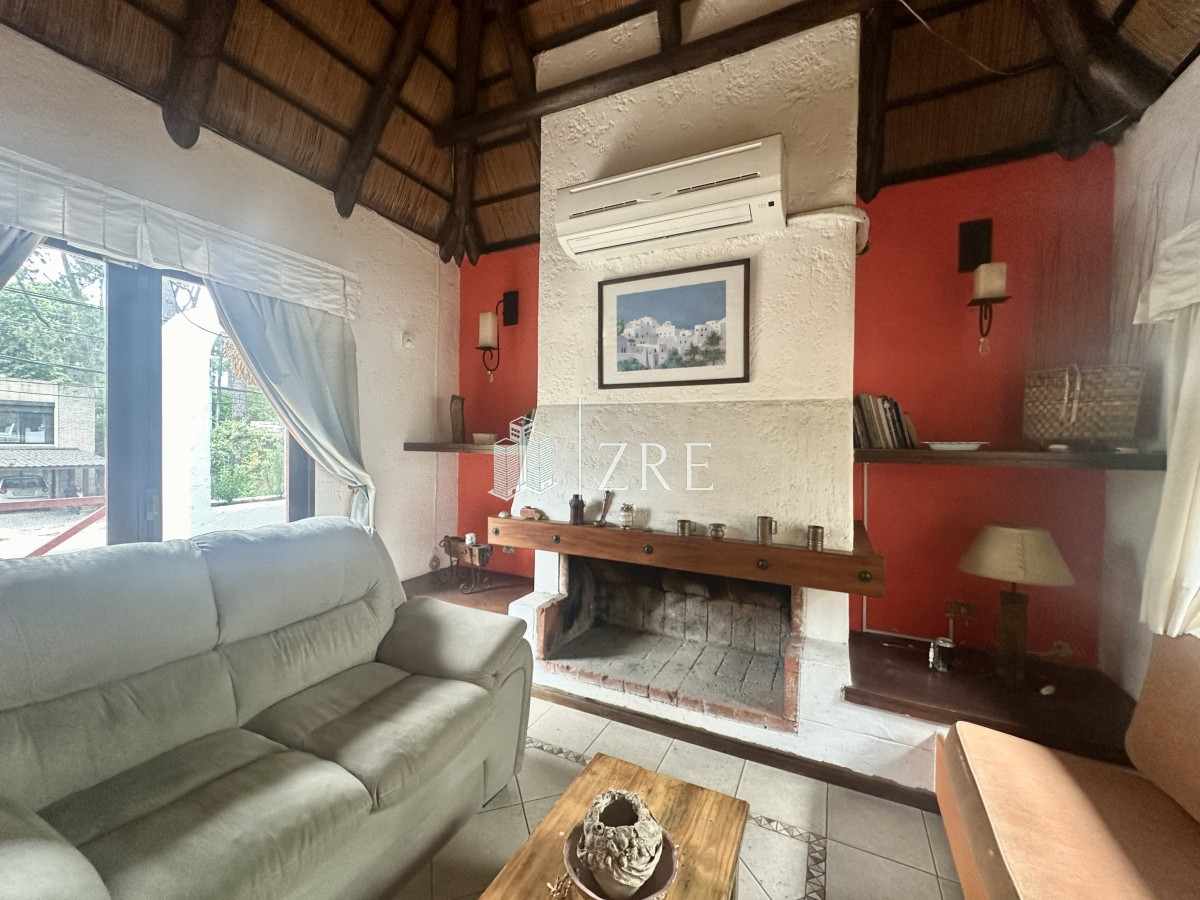 Casa ID.797 - Venta Casa Quincho - 4 Dormitorios + Pileta 