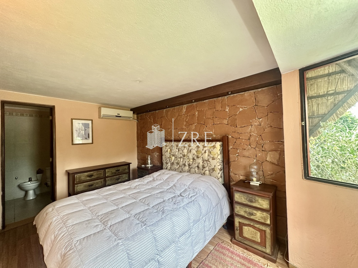 Casa ID.797 - Venta Casa Quincho - 4 Dormitorios + Pileta 