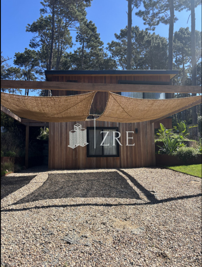 Casa ID.1353 - Casa moderna. 4 dormitorios. excelente estado 