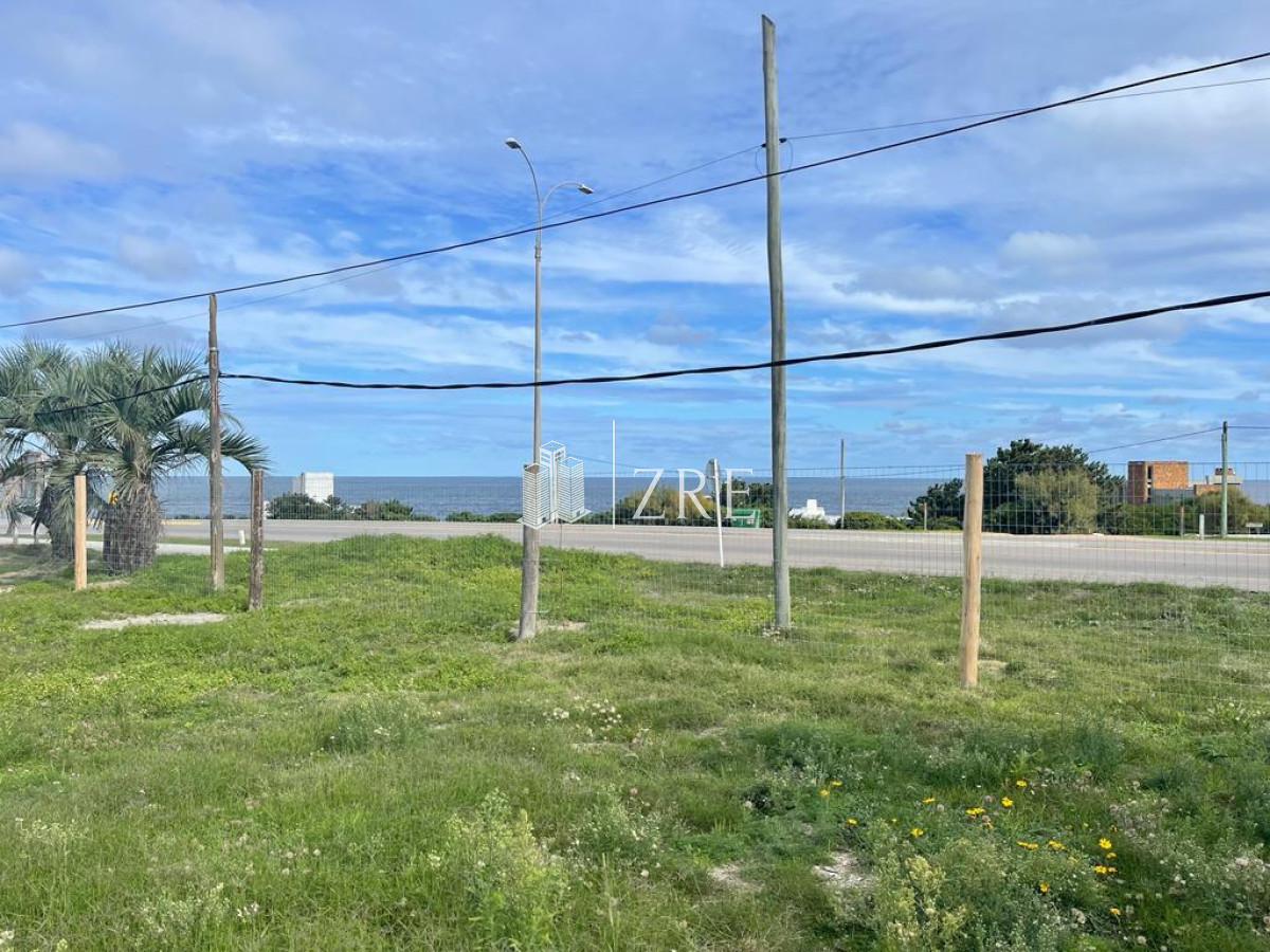 Casa ID.239 - Venta Casa sobre la ruta frente al mar Punta del Este.