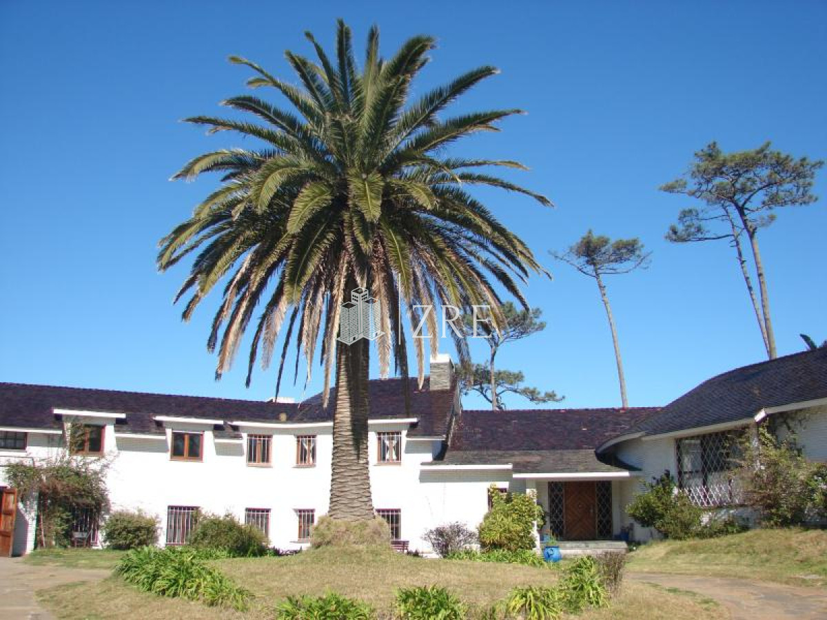 Casa ID.213 - Venta casa 5 dormitorios primera linea playa mansa Punta del Este 