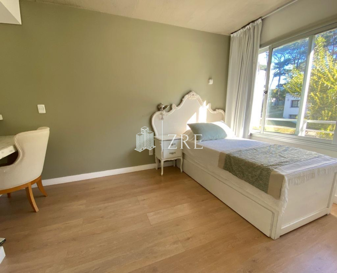 Casa ID.649 - Venta casa cuatro dormitorios. Playa Brava, Punta del este