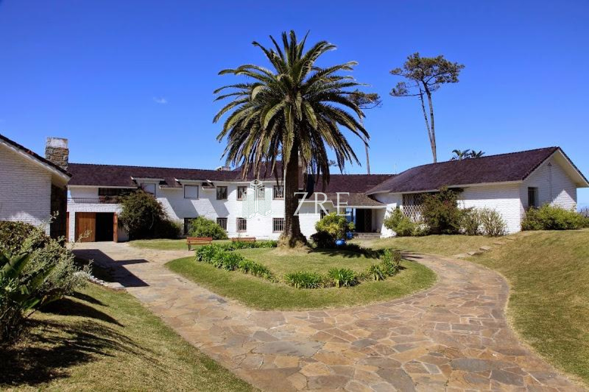 Casa ID.213 - Venta casa 5 dormitorios primera linea playa mansa Punta del Este 