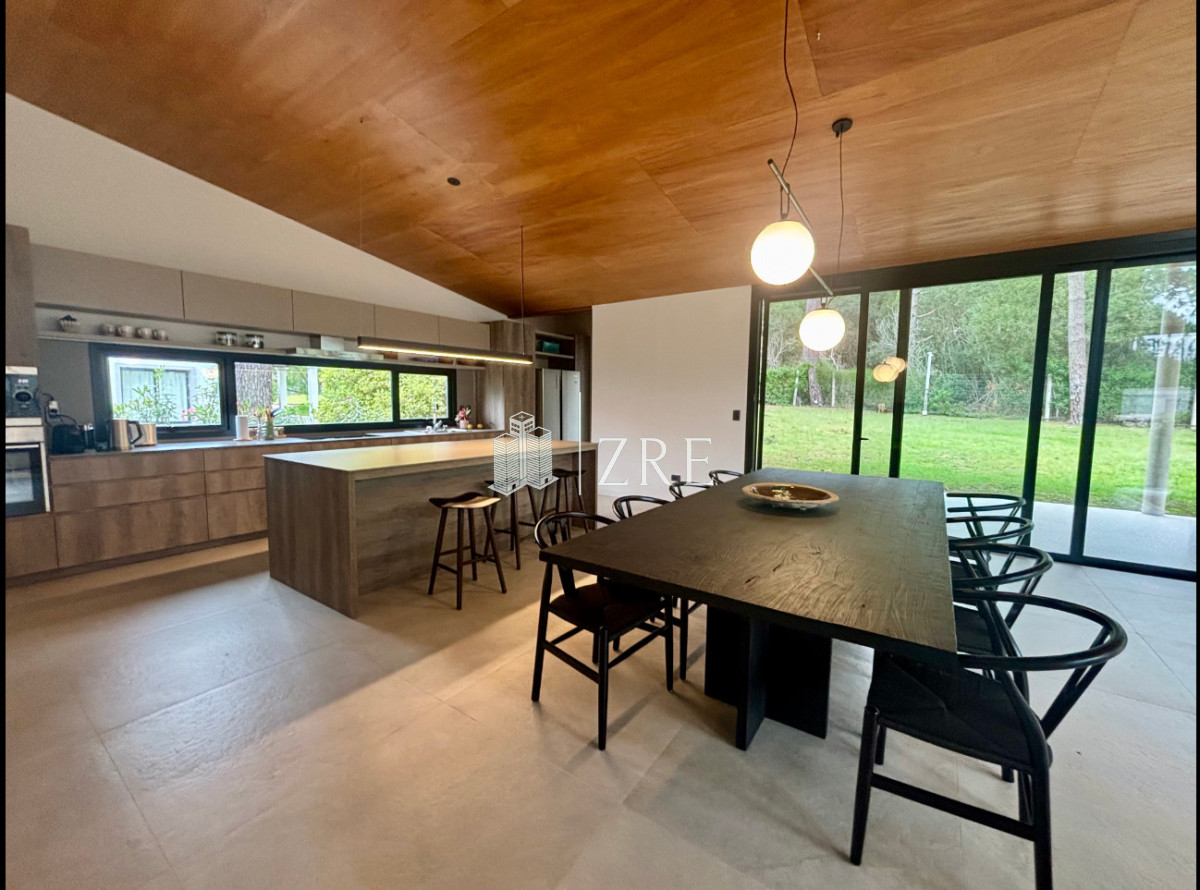 Casa ID.1353 - Casa moderna. 4 dormitorios. excelente estado 