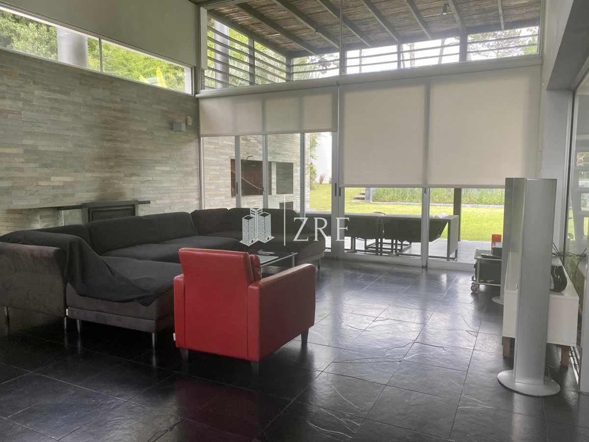 Casa ID.919 - Venta y alquiler casa 5 dormitorios. Playa brava, Punta del Este.