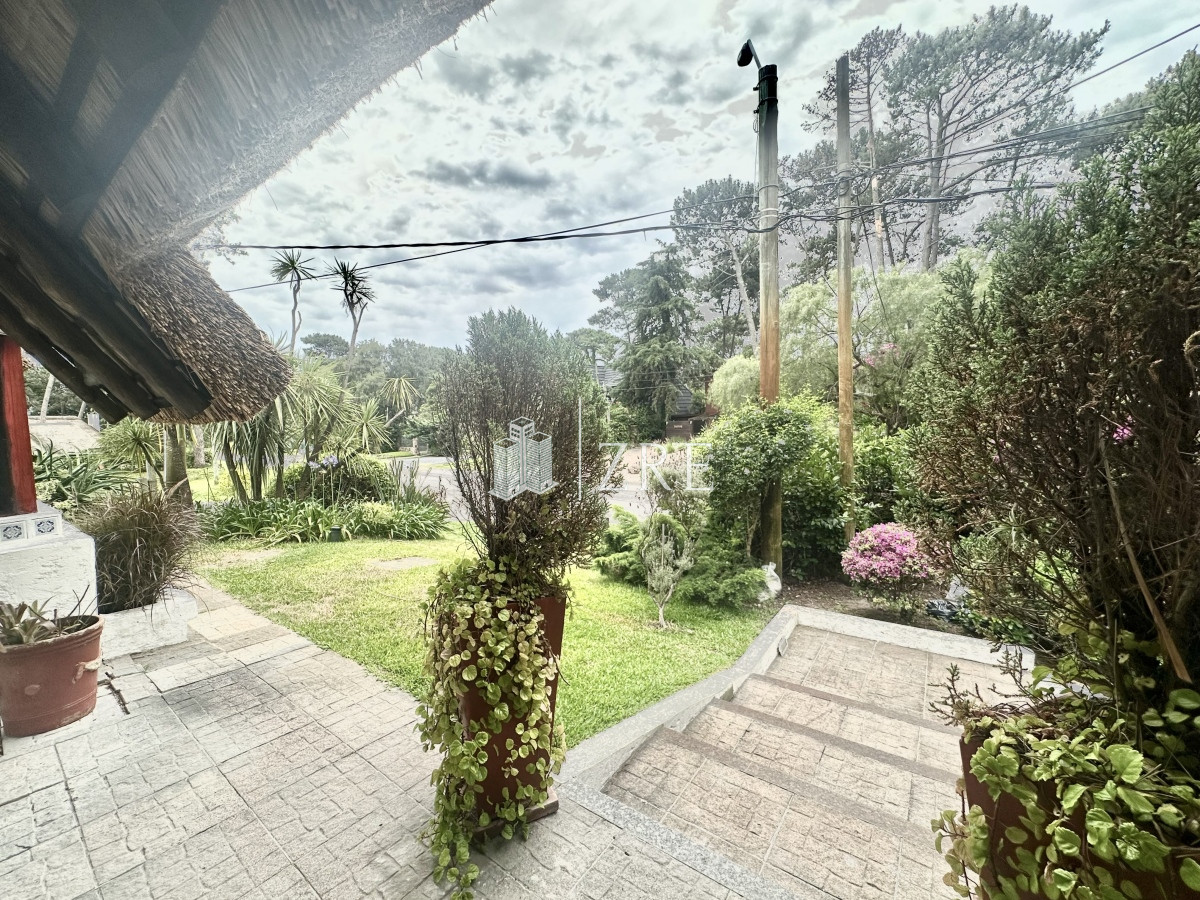 Casa ID.797 - Venta Casa Quincho - 4 Dormitorios + Pileta 