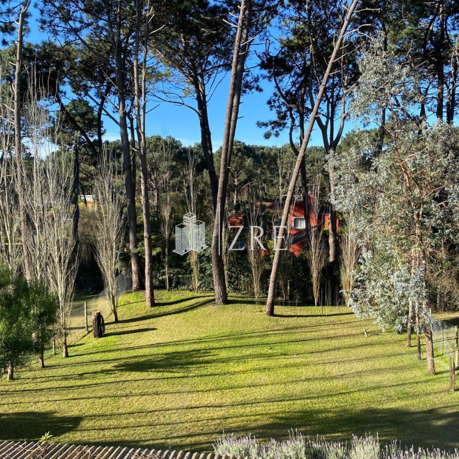 Casa ID.649 - Venta casa cuatro dormitorios. Playa Brava, Punta del este