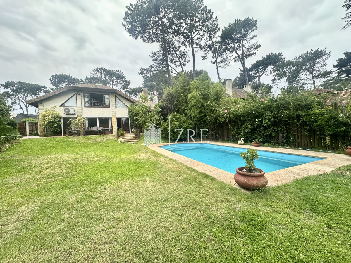 Casa ID.797 - Venta Casa Quincho - 4 Dormitorios + Pileta 