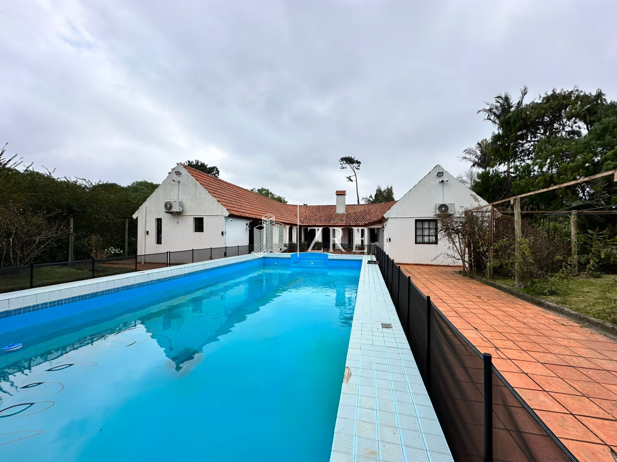 Casa ID.706 - Venta espectacular casa Punta del Este, Golf - 4 dormitorios con piscina y gran parque