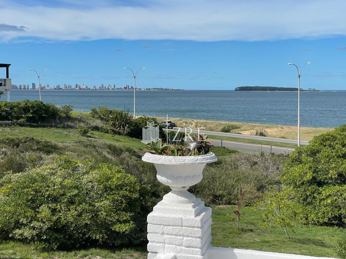 Casa ID.213 - Venta casa 5 dormitorios primera linea playa mansa Punta del Este 