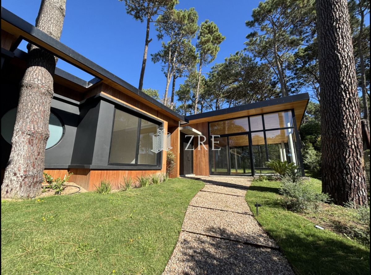 Casa ID.1353 - Casa moderna. 4 dormitorios. excelente estado 