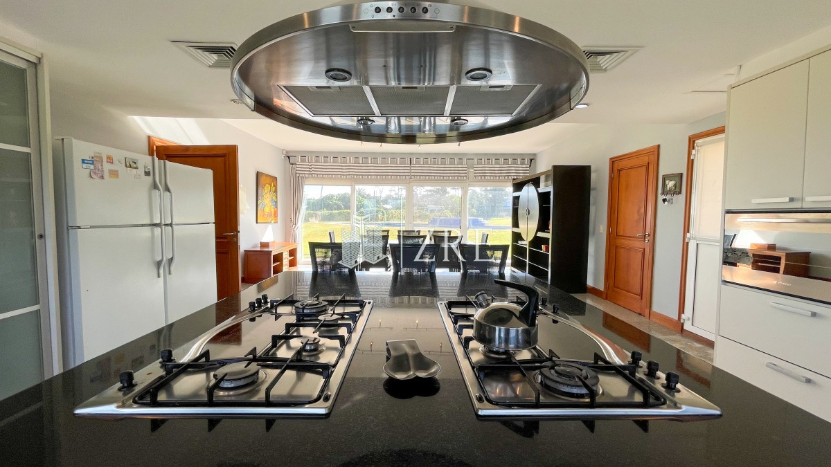 Casa ID.283 - Venta casa 10 dormitorios playa mansa Punta del Este