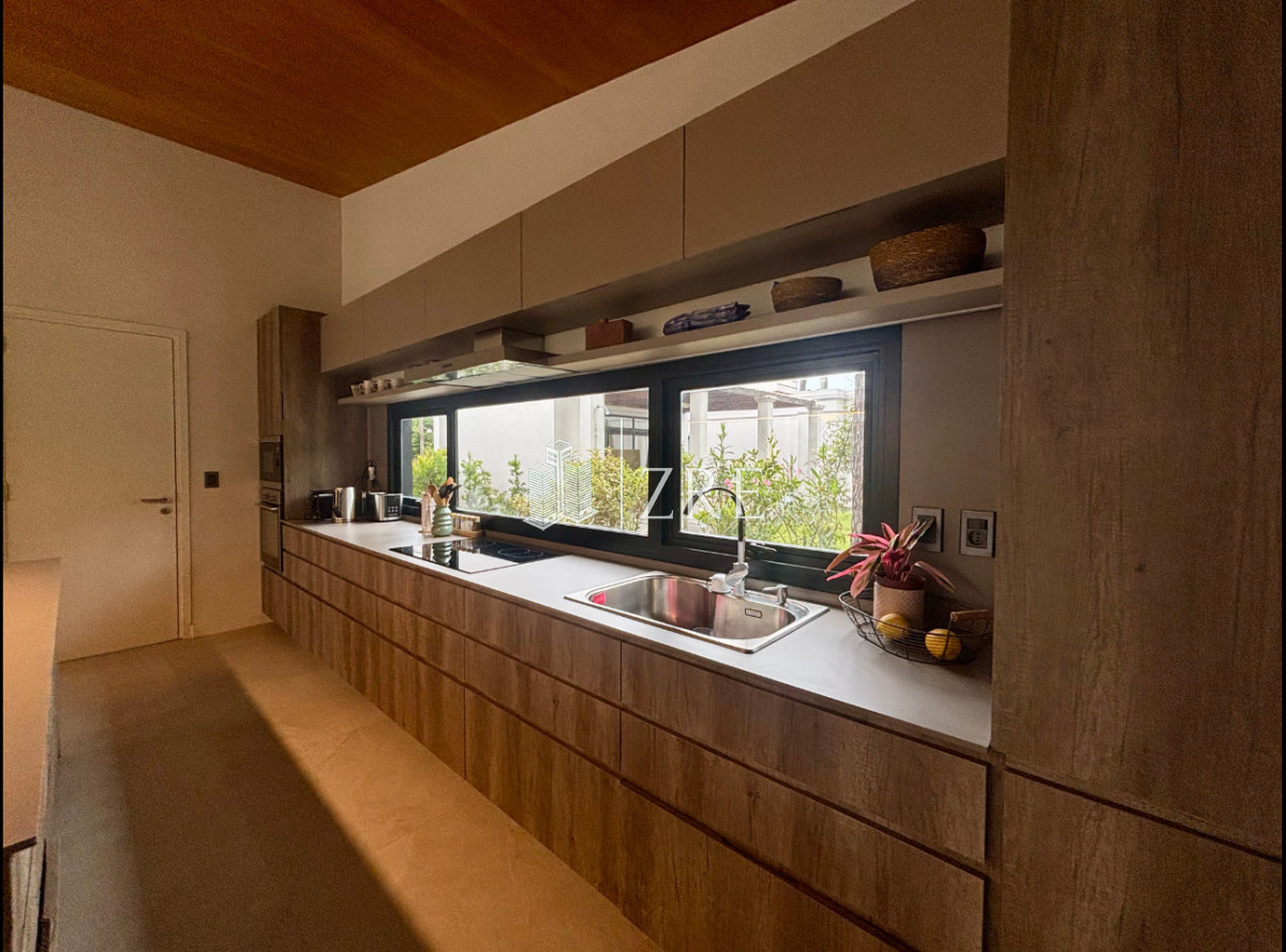 Casa ID.1353 - Casa moderna. 4 dormitorios. excelente estado 