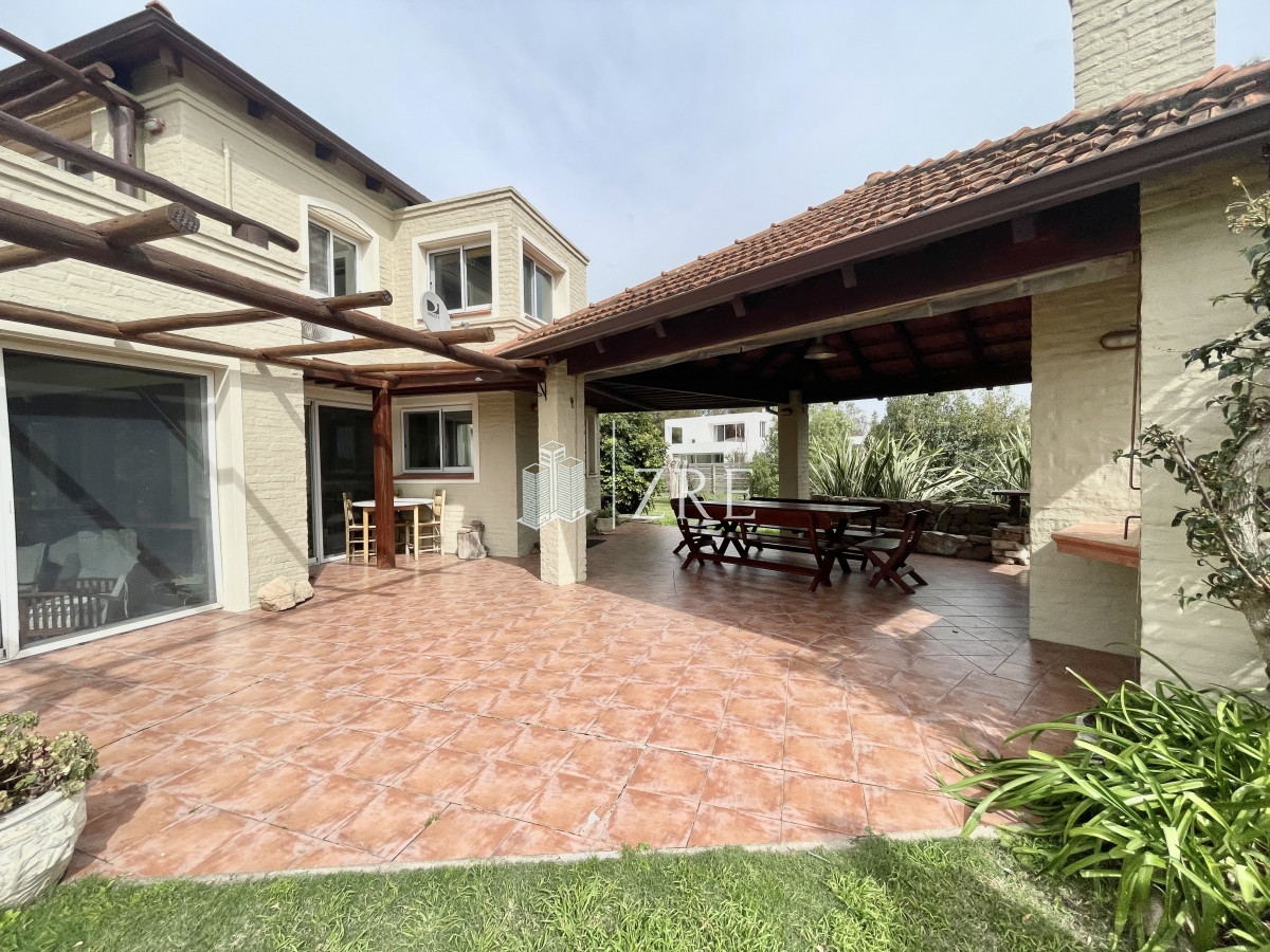 Casa ID.203 - Venta casa - 4 dormitorios. Piriapolis - Bella Vista 