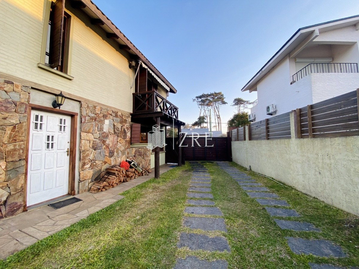 Casa ID.301 - Venta casa 3 dormitorios. Pinares Punta del Este. 