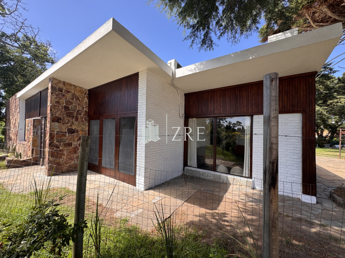 Casa ID.1350 - Venta casa 7 dormitorios, Cantegril, Punta del Este
