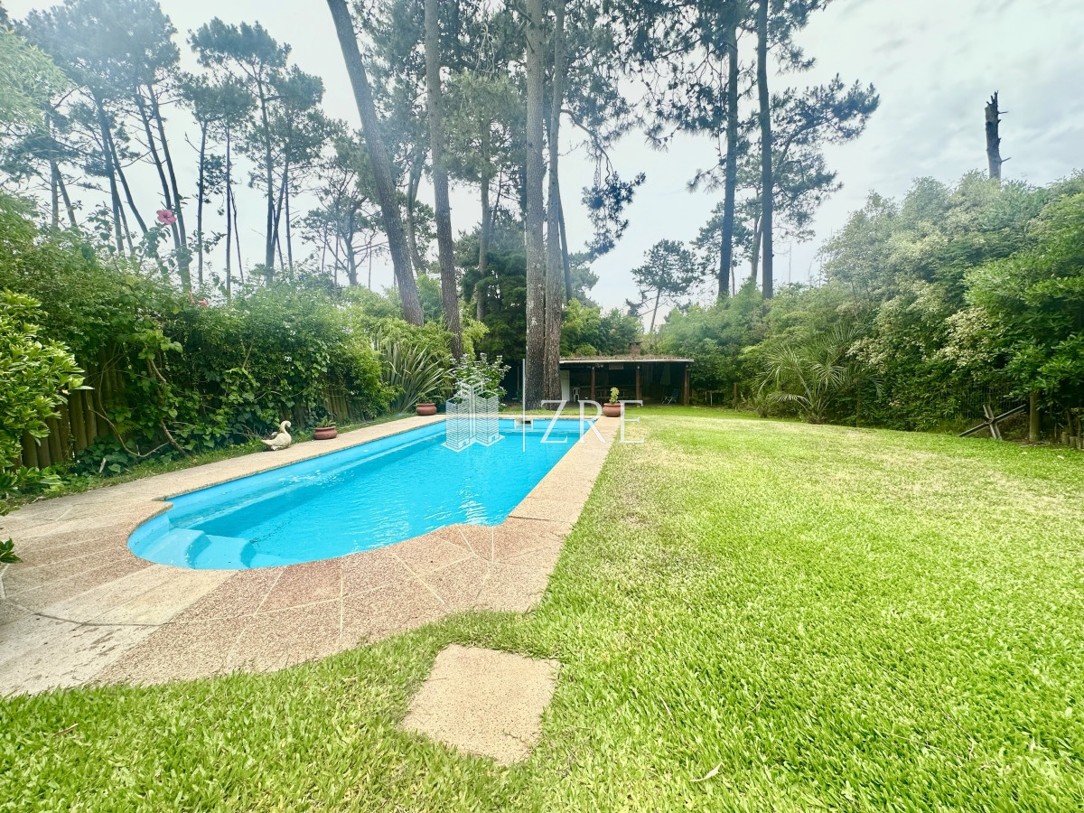 Casa ID.797 - Venta Casa Quincho - 4 Dormitorios + Pileta 