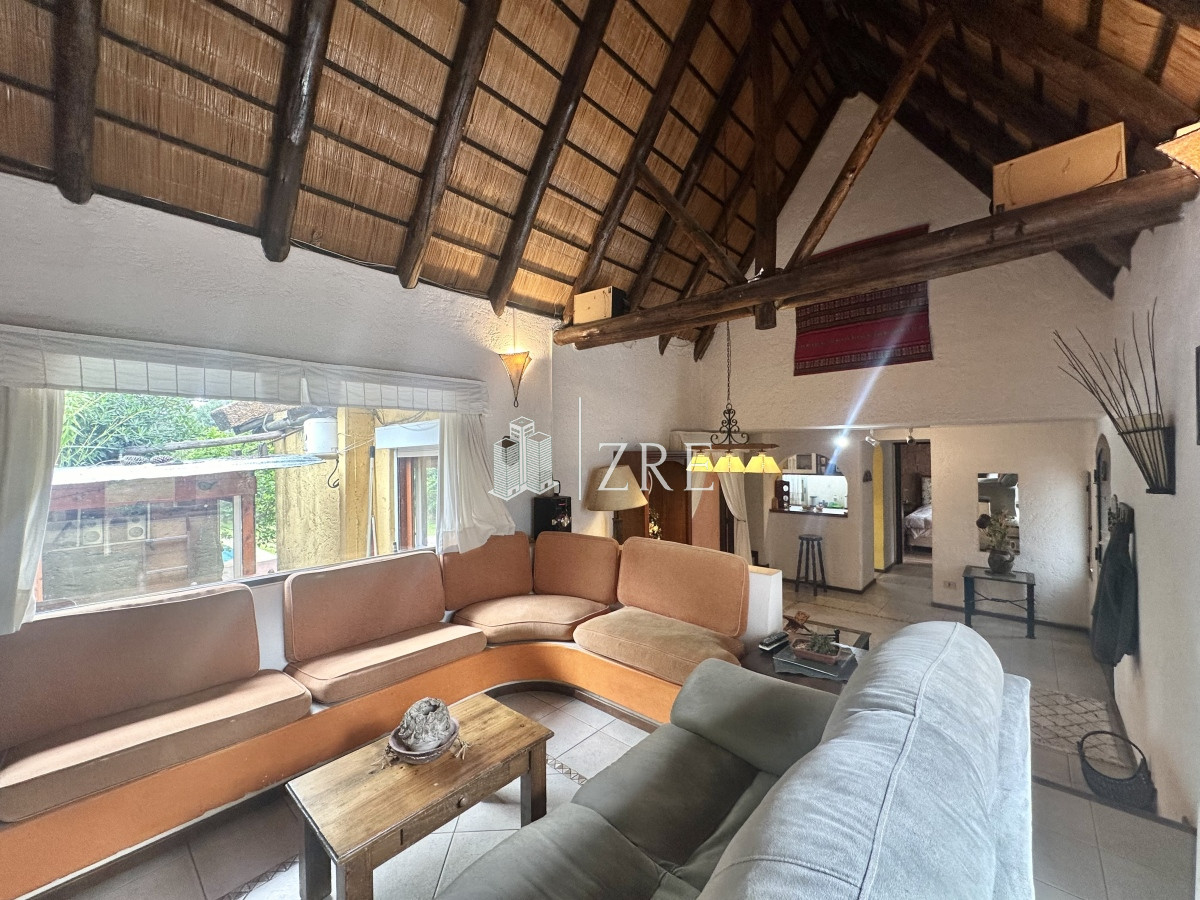 Casa ID.797 - Venta Casa Quincho - 4 Dormitorios + Pileta 