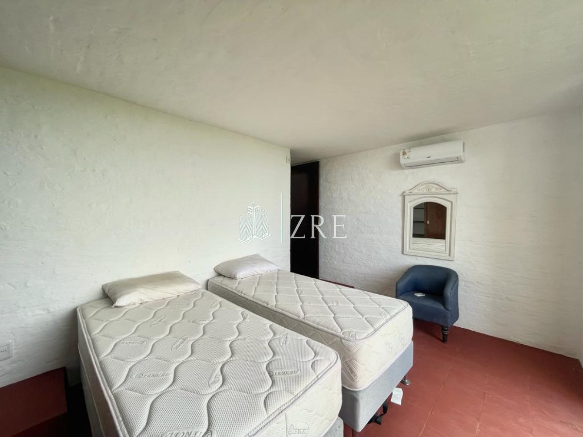 Casa ID.239 - Venta Casa sobre la ruta frente al mar Punta del Este.