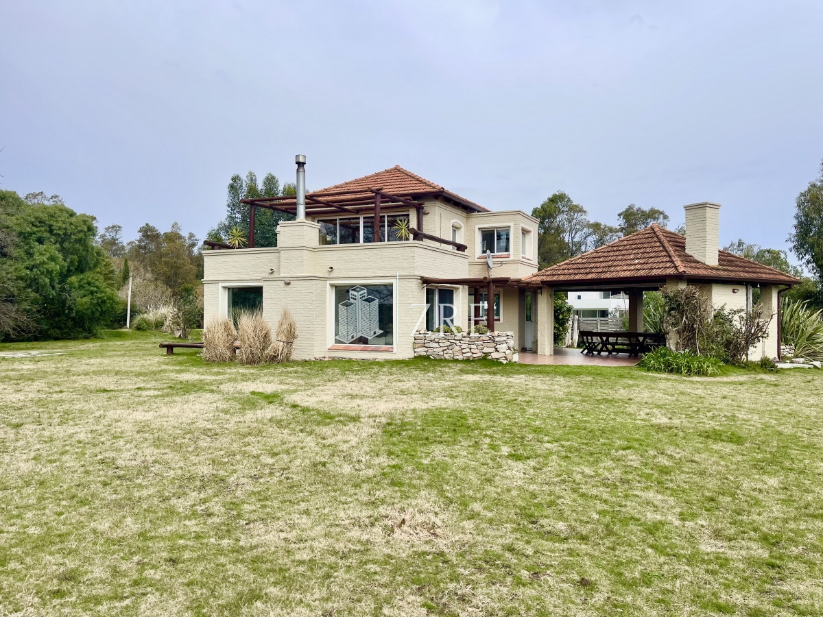 Casa ID.203 - Venta casa - 4 dormitorios. Piriapolis - Bella Vista 