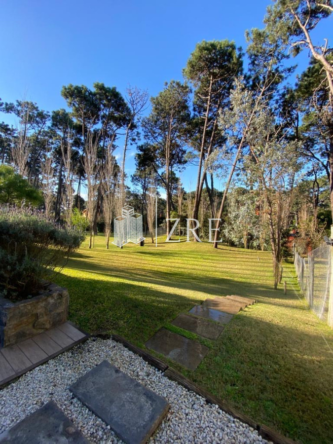 Casa ID.649 - Venta casa cuatro dormitorios. Playa Brava, Punta del este