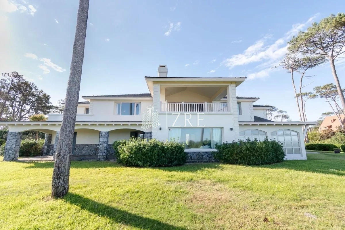 Casa ID.451 - Venta casa 8 dormitorios primera línea playa mansa Punta del Este