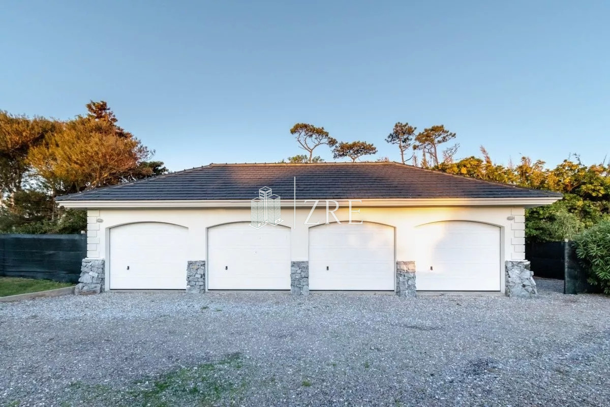 Casa ID.451 - Venta casa 8 dormitorios primera línea playa mansa Punta del Este